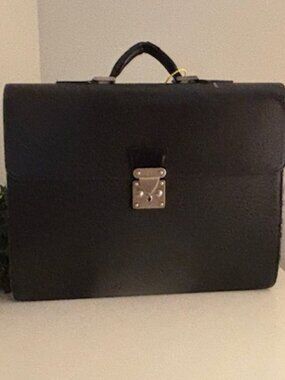 PRICE DROP! Louis Vuitton Serviette Conseiller in BLACK Taiga Leather